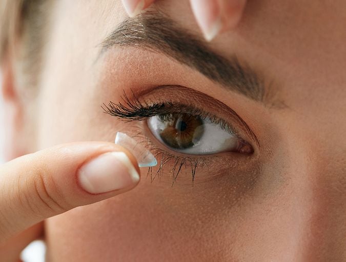 What_to_expect_in_a_contact_lens_fitting_row_1